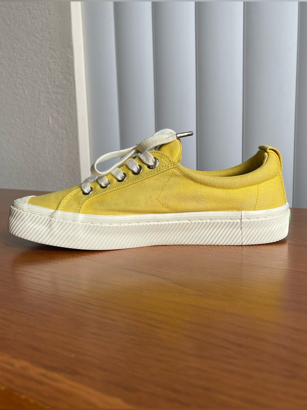 Cariuma Oca Low Canvas Sneakers Yellow Size 7 - Picture 4 of 15